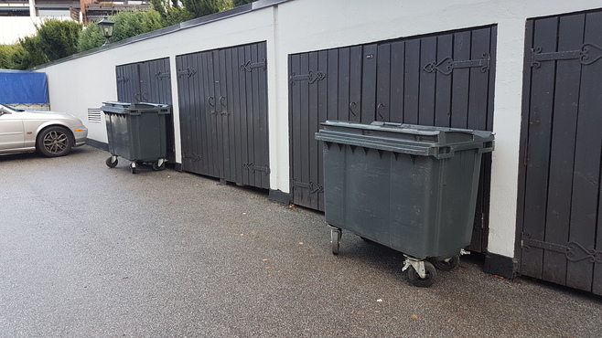 søppeldunker ute.jpg